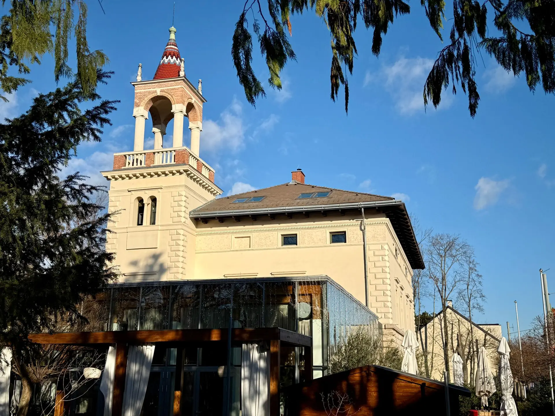 Park Hotel Mauer — historischer Schlossturm mit Glashaus